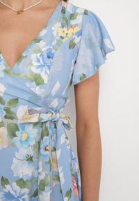 Born2be - Jasnoniebieska Kwiatowa Sukienka z Kopertowym Dekoltem Atorina. Okazja: na co dzień, do pracy, na spotkanie biznesowe. Typ kołnierza: dekolt kopertowy. Kolor: niebieski. Wzór: kwiaty. Typ sukienki: kopertowe. Styl: biznesowy, casual #3