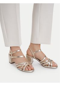 Clarks Sandały Ezoria Strap 26185896 Złoty. Kolor: złoty. Materiał: skóra #1