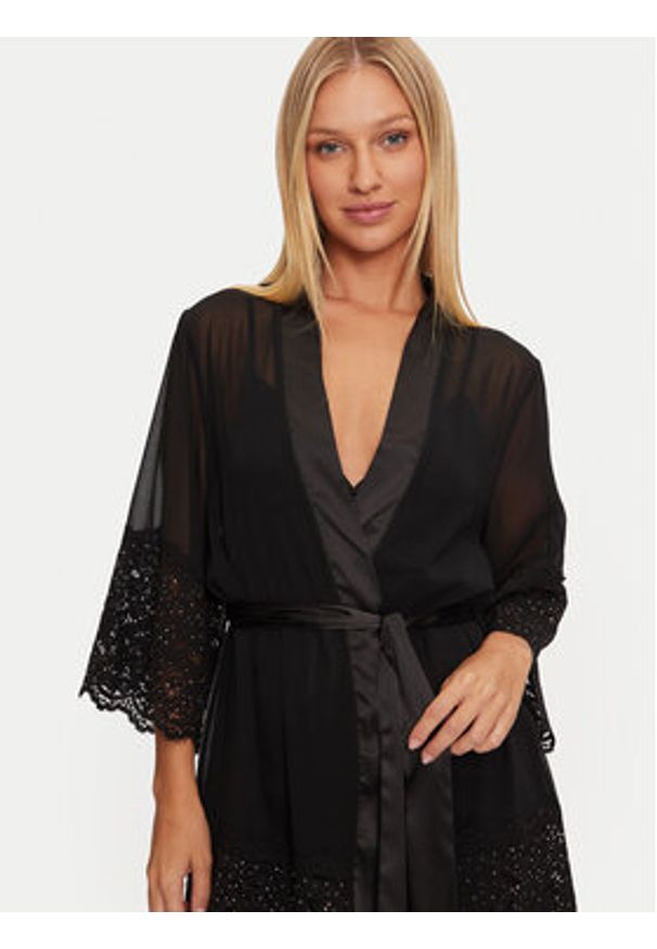 Guess Szlafrok Monica O4BX18 WFFQ0 Czarny. Kolor: czarny. Materiał: syntetyk