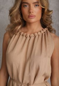 Renee - Beżowa Sukienka Bez Rękawów z Wiskozy z Ozdobnym Dekoltem i Wiązaniem w Talii Azeira. Okazja: na co dzień. Kolekcja: plus size. Kolor: beżowy. Materiał: wiskoza. Długość rękawa: bez rękawów. Typ sukienki: dla puszystych. Styl: casual #2