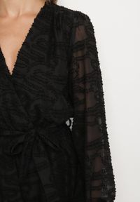 Born2be - Czarny Krótki Kombinezon z Siateczkowymi Rękawami i Wiązanym Paskiem Zenalea. Okazja: na randkę, na imprezę. Kolor: czarny. Długość: krótkie. Styl: elegancki #4