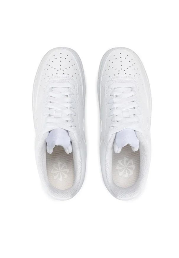 Nike - NIKE COURT VISION LO BE Sneakersy damskie. Okazja: do pracy, na uczelnię, na spacer, na co dzień. Kolor: biały. Materiał: guma, skóra, syntetyk. Szerokość cholewki: normalna. Sezon: lato. Model: Nike Court. Sport: turystyka piesza