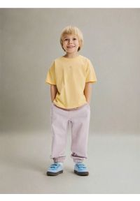 Reserved - Bawełniane spodnie jogger - lawendowy. Kolor: fioletowy. Materiał: bawełna