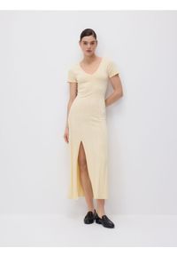 Reserved - Sukienka z lyocellem - jasnożółty. Kolor: żółty. Materiał: jedwab, dzianina #1