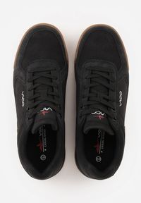 Born2be - Czarne Buty Sportowe Sneakersy z Tłoczeniem i Napisem Kassonia. Okazja: na co dzień. Kolor: czarny. Materiał: jeans. Wzór: napisy #4