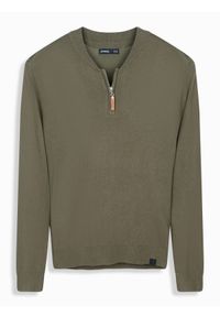 Ombre Clothing - Sweter męski z wiskozą i rozpinanym dekoltem – oliwkowy V1 - Rozmiar: XXL. Typ kołnierza: kołnierzyk stójkowy. Kolor: oliwkowy. Materiał: wiskoza. Wzór: gładki, aplikacja, ze splotem. Styl: elegancki #9