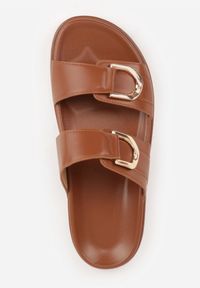 Born2be - Brązowe Klapki Ozdobione Dwoma Klamrami Sthosaildy. Okazja: na spacer. Kolor: brązowy. Materiał: satyna. Wzór: aplikacja. Sezon: lato. Styl: elegancki, boho #4