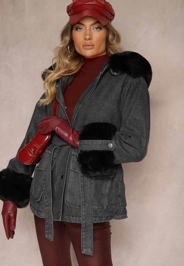Renee - Czarno-Szara Jeansowa Kurtka z Odpinanym Futerkiem i Kapturem z Dodatkowym Paskiem Tarwena. Okazja: na co dzień. Kolor: czarny. Materiał: jeans, futro. Styl: sportowy, casual, elegancki, klasyczny