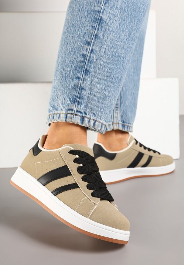 Renee - Beżowe Sneakersy na Niskiej Platformie z Naszywkami Flordexia. Okazja: na co dzień. Kolor: beżowy. Materiał: jeans. Wzór: aplikacja. Obcas: na platformie
