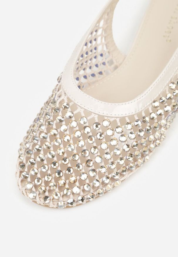 Renee - Beżowe Sandały Lakierowane Ozdobione Cyrkoniami Yesmenor. Kolor: beżowy. Materiał: lakier. Wzór: aplikacja