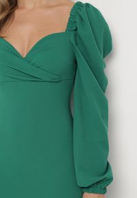 Born2be - Zielona Sukienka Midi z Kopertową Górą i Bufiastymi Rękawami Ozdobiona Marszczeniami Azurma. Okazja: na co dzień. Kolor: zielony. Wzór: aplikacja. Typ sukienki: kopertowe. Styl: casual. Długość: midi #6