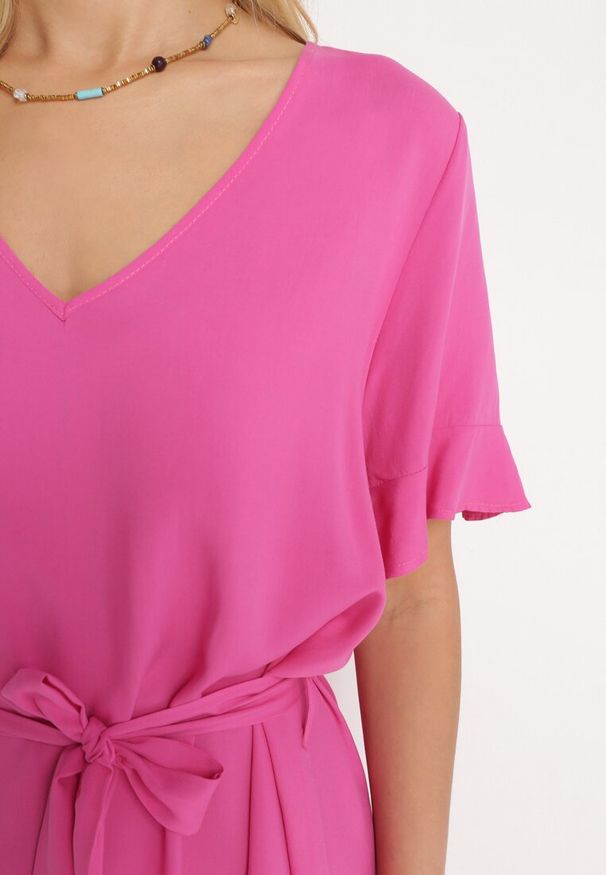 Born2be - Fuksjowa Sukienka Pudełkowa z Materiałowym Paskiem i Falbanką Dimovas. Typ kołnierza: dekolt w kształcie V. Kolor: różowy. Materiał: materiał