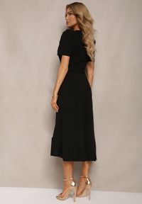 Renee - Czarna Kopertowa Sukienka z Falbanką Caronia. Okazja: na spotkanie biznesowe. Kolor: czarny. Typ sukienki: kopertowe. Styl: elegancki, biznesowy #5