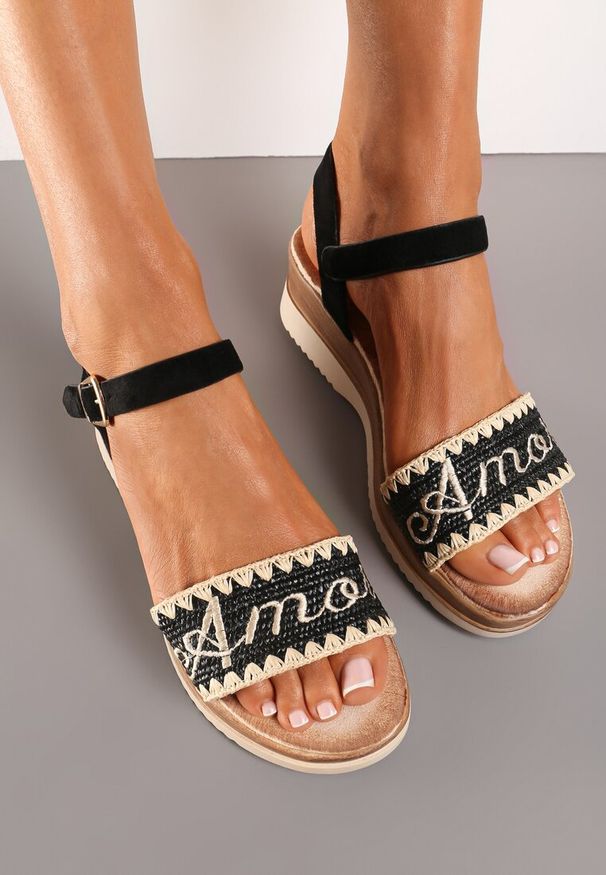 Renee - Czarne Casualowe Sandały na Koturnie z Napisem i Ozdobną Plecionką Moonhara. Okazja: na co dzień. Nosek buta: otwarty. Zapięcie: pasek. Kolor: czarny. Wzór: napisy. Materiał: bawełna, len. Sezon: lato. Obcas: na koturnie. Styl: casual