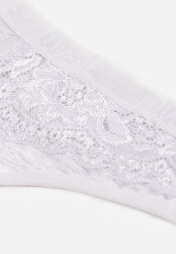 Born2be - Szare Majtki Stringi z Bawełną Ozdobione Koronką Thelanthe. Kolor: szary. Materiał: bawełna, koronka. Wzór: aplikacja, koronka