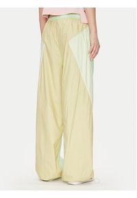 Adidas by Stella McCartney - adidas by Stella McCartney Spodnie dresowe JI5134 Zielony Loose Fit. Kolor: zielony. Materiał: syntetyk