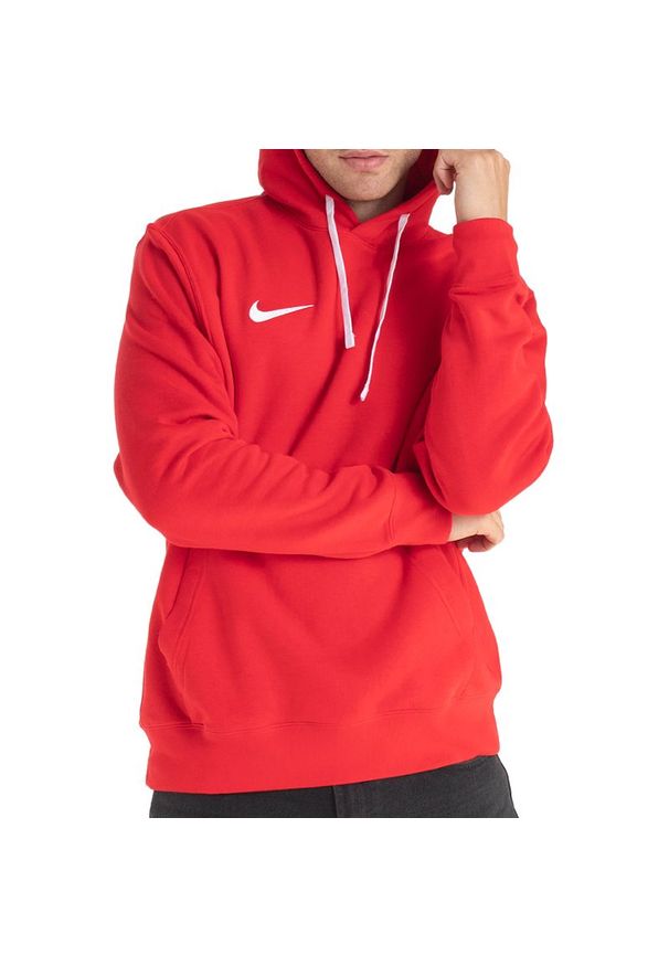 Bluza Nike Park 20 Fleece Hoodie CW6894-657 - czerwona. Typ kołnierza: kaptur. Kolor: czerwony. Materiał: materiał, poliester, bawełna. Wzór: aplikacja. Styl: klasyczny