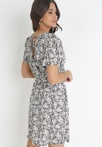 Born2be - Czarno-Biała Sukienka Mini z Kopertowym Dekoltem i Wiązanym Paskiem Airin. Kolor: czarny. Materiał: materiał. Sezon: lato. Typ sukienki: kopertowe. Długość: mini #3