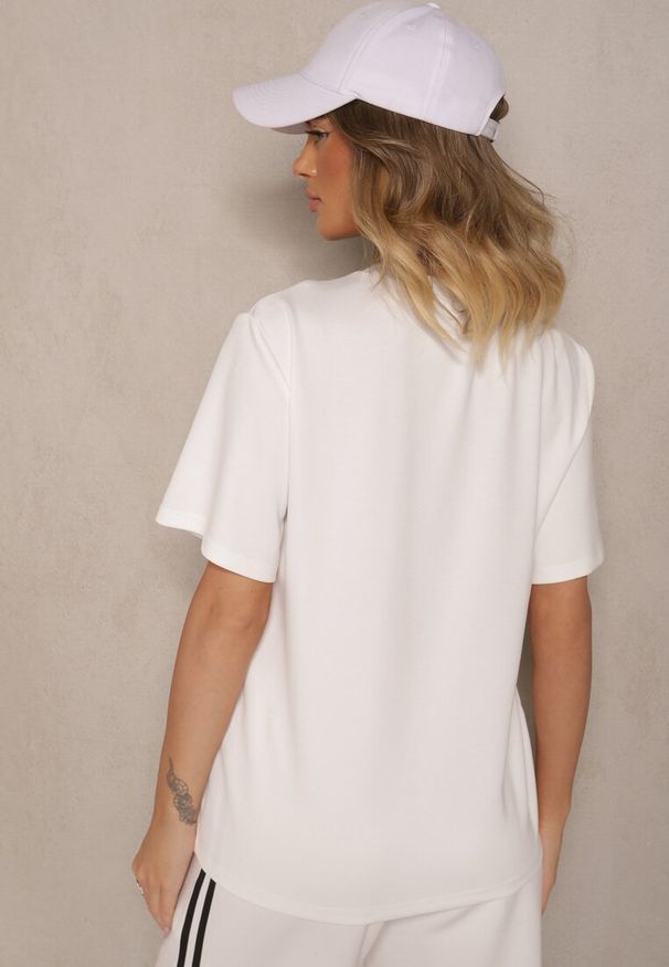 Renee - Biały T-shirt Oversize z Wiskozą o Klasycznym Fasonie Adeleina. Okazja: na co dzień. Kolor: biały. Materiał: wiskoza. Wzór: aplikacja. Styl: klasyczny