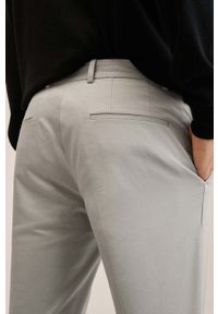 Mango Man spodnie męskie kolor beżowy w fasonie chinos. Kolor: szary. Materiał: włókno, tkanina. Wzór: gładki