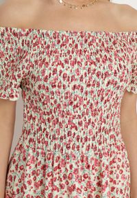 Born2be - Różowo-Zielona Sukienka z Wiskozy Cheri. Typ kołnierza: dekolt hiszpanka. Kolor: różowy. Materiał: wiskoza. Wzór: kwiaty. Sezon: lato. Typ sukienki: rozkloszowane. Długość: maxi #4