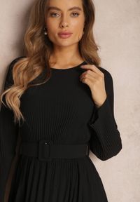 Renee - Czarna Sukienka Plisowana z Paskiem Phile. Kolor: czarny. Długość rękawa: długi rękaw. Styl: klasyczny. Długość: mini #5
