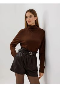 Reserved - Szorty z imitacji skóry z paskiem - ciemnobrązowy. Kolor: brązowy. Materiał: skóra #1