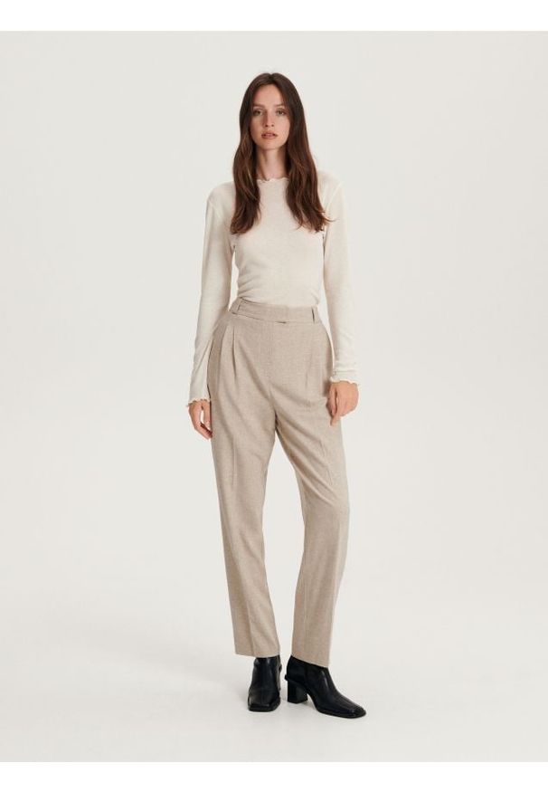 Reserved - Garniturowe spodnie z wiskozy - kremowy. Kolor: kremowy. Materiał: wiskoza. Wzór: melanż