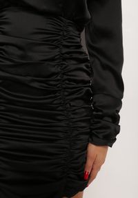 Renee - Czarna Sukienka Auxeira. Kolor: czarny. Materiał: materiał, satyna. Długość rękawa: długi rękaw. Typ sukienki: kopertowe. Długość: mini
