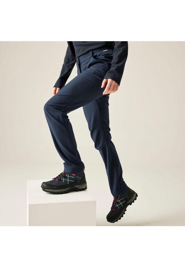 Regatta - Damskie spodnie softshell Fenton na piesze wycieczki. Kolor: niebieski. Materiał: softshell. Sezon: lato. Sport: turystyka piesza