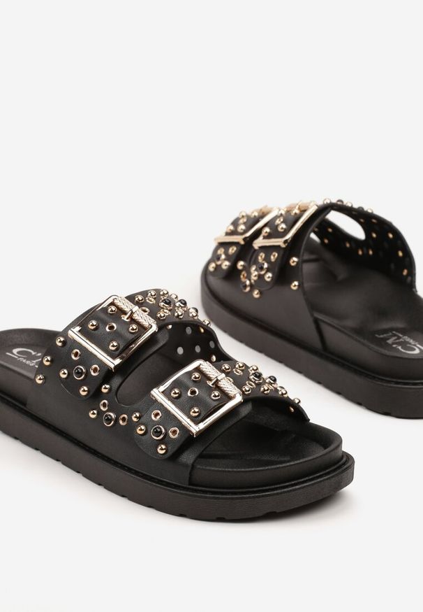 Born2be - Czarne Klapki z Paskami z Klamrami Zdobione Ćwiekami Reazira. Okazja: na co dzień. Kolor: czarny. Materiał: jeans. Wzór: aplikacja. Sezon: lato. Obcas: na płaskiej podeszwie. Styl: rockowy, casual