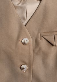 Born2be - Ciemnobeżowa Kamizelka Garniturowa z Imitacją Kieszonek Mawelin. Kolor: beżowy #5