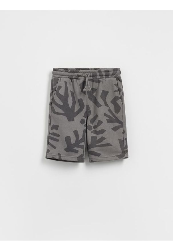 Reserved - Bawełniane szorty z nadrukiem - ciemnoszary. Kolor: szary. Materiał: bawełna. Wzór: nadruk