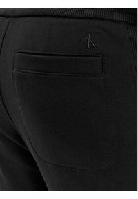 Calvin Klein Jeans Spodnie dresowe Badge J30J324683 Czarny Regular Fit. Kolor: czarny. Materiał: bawełna #4