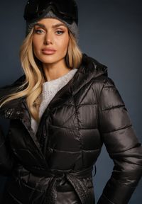 Renee - Czarna Kurtka Pikowana o Długim Kroju z Kapturem Ozdobiona Wiązaniem w Talii Anselith. Typ kołnierza: kaptur. Kolor: czarny. Materiał: jeans. Długość: długie. Wzór: aplikacja. Styl: elegancki #4