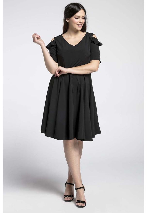 Nommo - Czarna Kobieca Rozkloszowana Sukienka z Wycięciem na Ramieniu PLUS SIZE. Kolekcja: plus size. Kolor: czarny. Materiał: poliester, wiskoza. Typ sukienki: dla puszystych