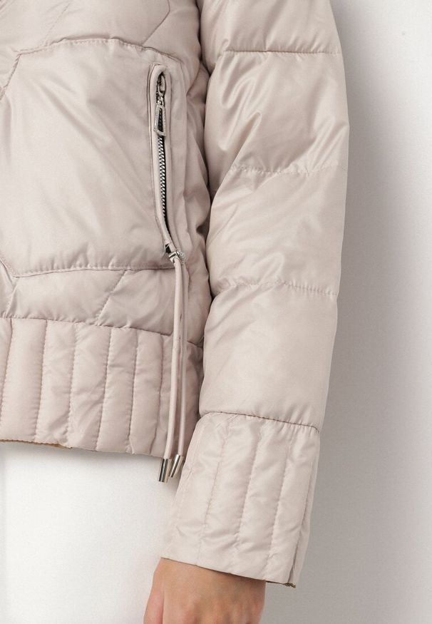 Born2be - Beżowa Dwustronna Kurtka Pikowana z Kieszeniami i Kapturem Eralethra. Okazja: na co dzień, na spacer. Kolor: beżowy. Materiał: jeans. Długość rękawa: długi rękaw. Długość: długie. Wzór: aplikacja. Styl: casual, elegancki