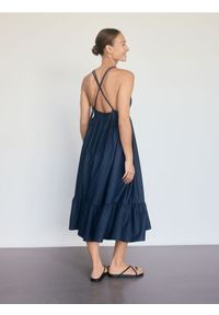 Reserved - Sukienka midi na ramiączkach - granatowy. Kolor: niebieski. Materiał: tkanina, wiskoza. Długość rękawa: na ramiączkach. Długość: midi #1