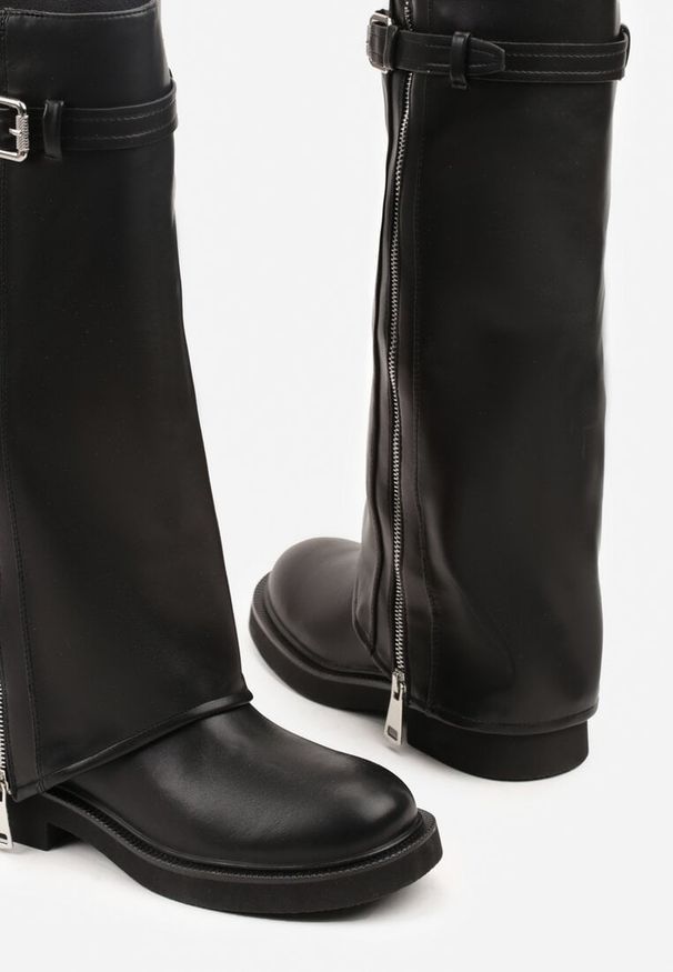 Renee - Czarne Kozaki Typu Bikery Ozdobione Suwakiem Klamrą i Wywiniętą Cholewką Sovera. Okazja: na co dzień. Zapięcie: klamry. Kolor: czarny. Materiał: jeans. Szerokość cholewki: normalna. Wzór: aplikacja. Styl: casual, elegancki