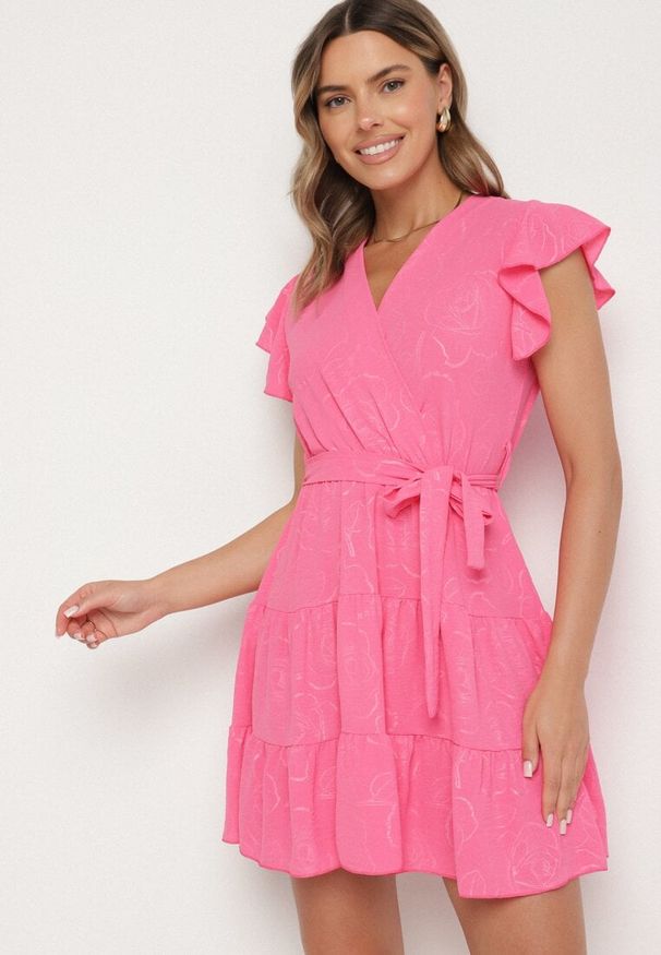 Born2be - Fuksjowa Kopertowa Sukienka Ozdobiona Falbanami i Paskiem Liliessa. Okazja: na co dzień. Typ kołnierza: dekolt w kształcie V. Kolor: różowy. Wzór: aplikacja. Typ sukienki: kopertowe. Styl: klasyczny, casual, elegancki