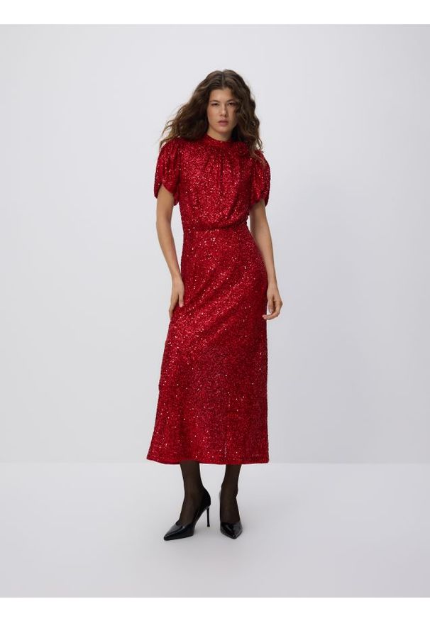 Reserved - Cekinowa sukienka z bufiastymi rękawami - czerwony. Kolor: czerwony. Materiał: dzianina