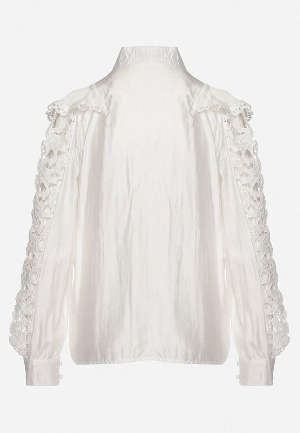 Born2be - Biała Koszula Ażurowa ze Stójką w Stylu Retro Radinca. Okazja: na spotkanie biznesowe. Typ kołnierza: kołnierzyk stójkowy. Kolor: biały. Materiał: jeans. Wzór: ażurowy. Styl: retro