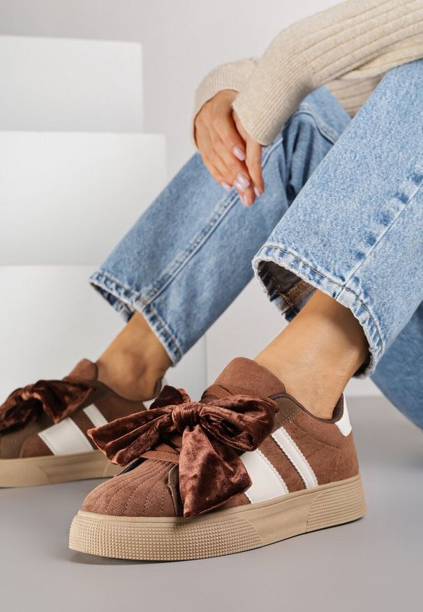 Born2be - Brązowe Sneakersy Typu Tenisówki z Welurową Kokardą Anorisse. Okazja: na co dzień. Kolor: brązowy. Materiał: welur