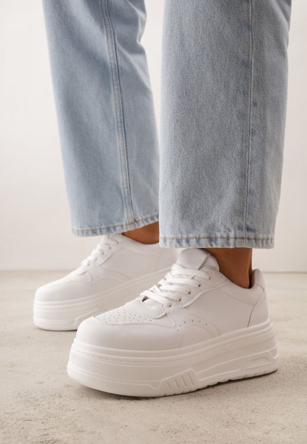 Born2be - Białe Sneakersy VICES na Platformie z Ozdobną Perforacją na Nosku Riovera. Okazja: na co dzień. Kolor: biały. Materiał: jeans, dresówka. Obcas: na platformie