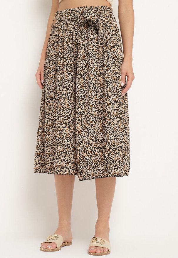 Born2be - Czarno-Beżowe Szerokie Spodnie Typu Szwedy z Plisowanego Materiału z Gumką i Paskiem w Talii Hurefia. Okazja: na co dzień. Kolor: czarny. Materiał: materiał. Styl: klasyczny, casual, elegancki