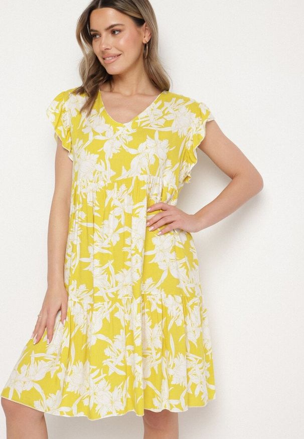 Born2be - Żółta Bawełniana Sukienka o Rozkloszowanym Kroju w Kwiaty Libella. Okazja: do pracy, na co dzień. Kolor: żółty. Materiał: bawełna. Wzór: kwiaty. Typ sukienki: rozkloszowane, proste. Styl: casual, elegancki