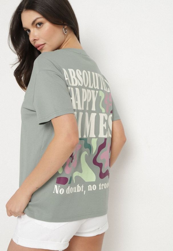 Born2be - Ciemnozielony Bawełniany T-shirt Oversize Fillaria. Okazja: na co dzień. Kolor: zielony. Materiał: bawełna. Wzór: aplikacja. Styl: klasyczny, casual