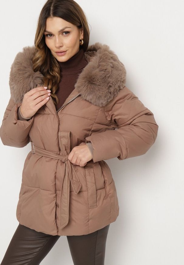 Born2be - Ciemnobeżowa Pikowana Kurtka z Kapturem i Odpinanym Futrem z Paskiem w Tali Siamirae. Okazja: na co dzień. Typ kołnierza: kaptur. Kolor: beżowy. Materiał: futro. Styl: casual, elegancki