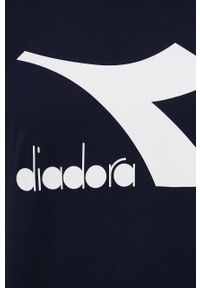 Diadora t-shirt bawełniany kolor granatowy z nadrukiem. Kolor: niebieski. Materiał: bawełna. Wzór: nadruk