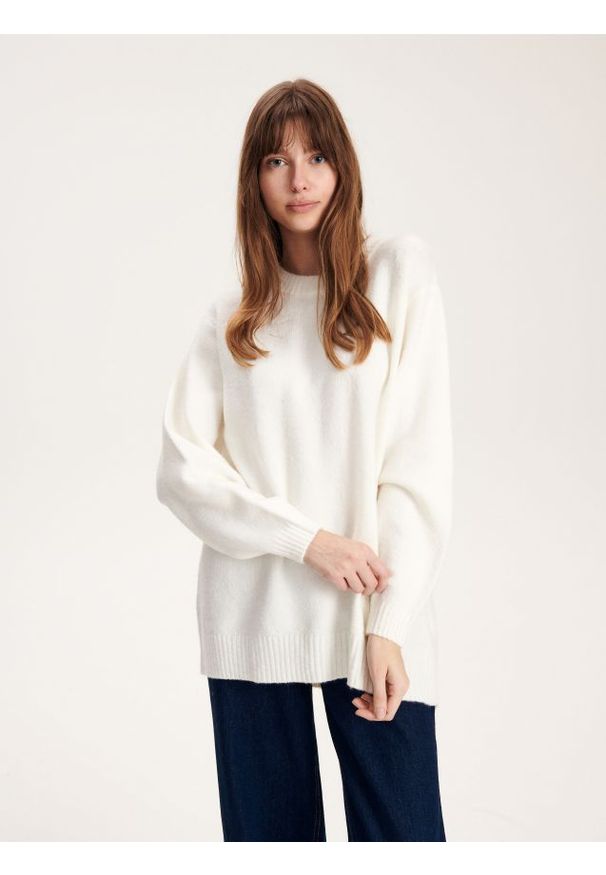 Reserved - Gładki sweter - złamana biel. Materiał: dzianina. Wzór: gładki